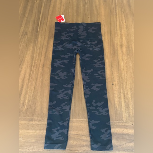 Spanx Black Camo Leggings – Size M – NWT - Picture 2 of 5